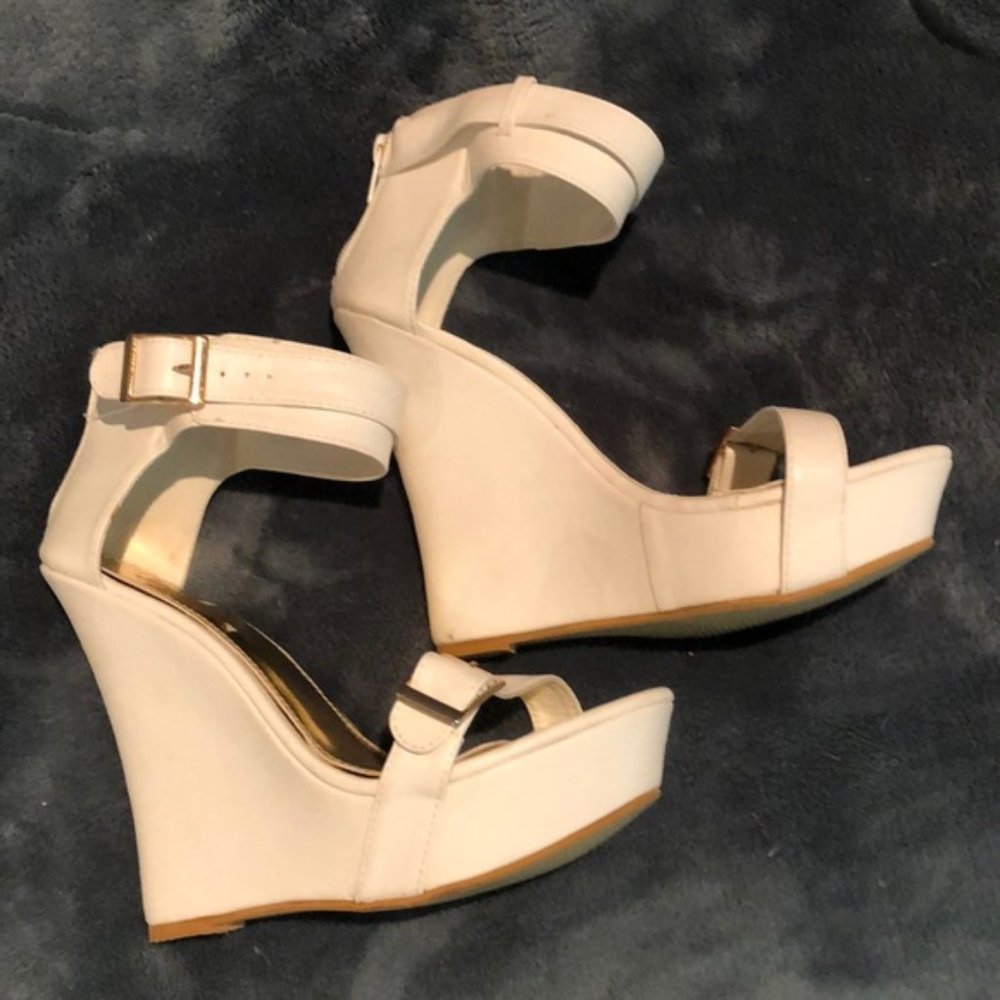 NWOB Liliana Cream Stacked Sandals - Picture 8 of 8